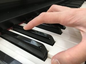 ピアノを弾く男性の手の画像