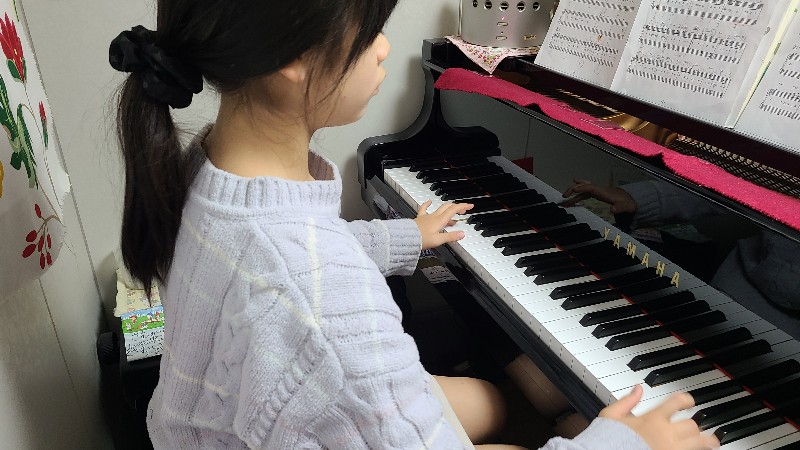 ピアノを習う女の子の画像