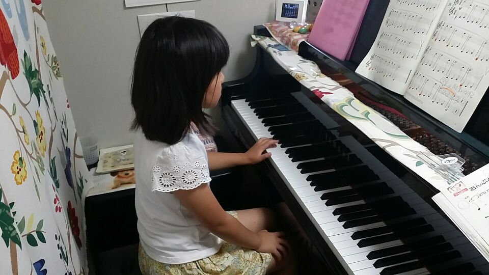 ピアノレッスンを受けている女の子