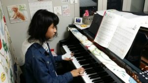 ピアノを弾く高校生の女の子の画像