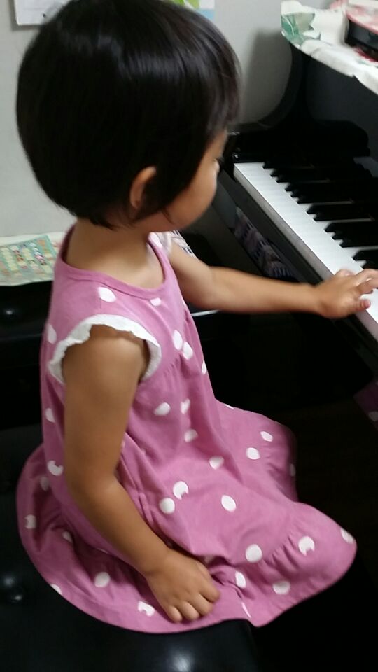 小さな女の子がピアノを弾く姿
