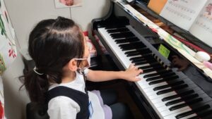 ピアノを弾く女の子の画像