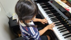 ピアノを弾く女の子の画像