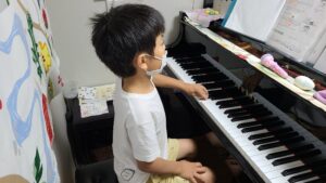 ピアノを弾く男の子の画像