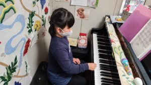 ピアノを習う女の子