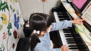 ピアノに座る女の子の画像
