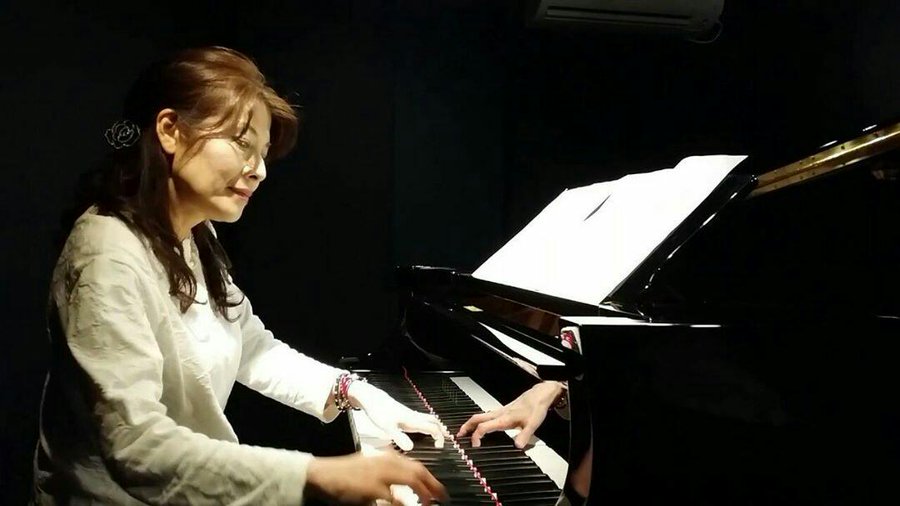 ジャズピアノを弾く女性の画像