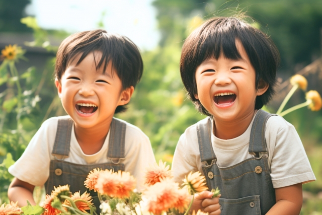 幼児の子供２人の画像