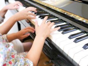 ピアノを弾く子供の手の写真