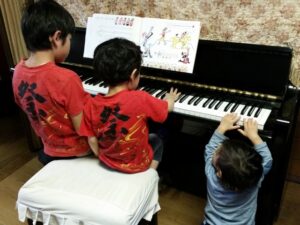 ピアノを弾く兄弟の画像