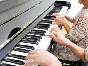 ピアノレッスンを受ける女の子の画像