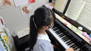 ピアノレッスンを受ける女の子の画像
