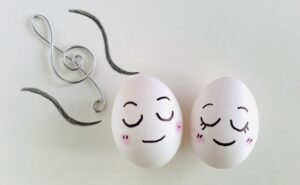 ト音記号と卵の画像