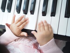 ピアノを弾く幼児の手の画像