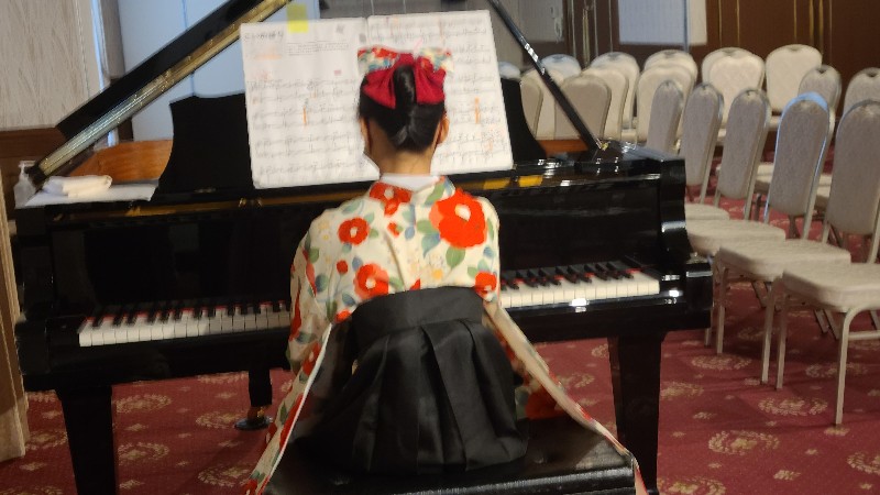 着物を着てピアノを弾く女の子の画像