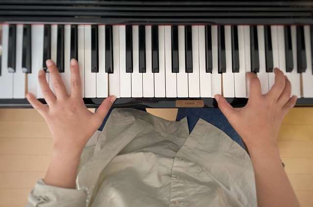ピアノを弾く鍵盤と手の画像