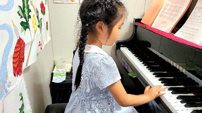 ピアノを弾く小さな女の子の画像