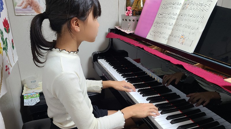 ピアノを弾く女の子の画像