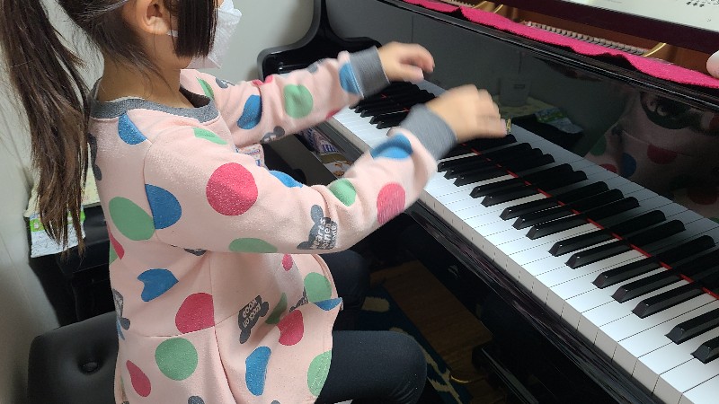 ピアノのレッスンを受ける女の子の画像
