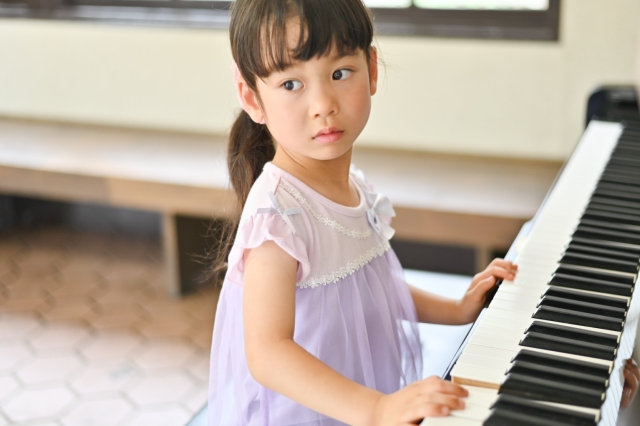 ピアノを弾く女の子の画像