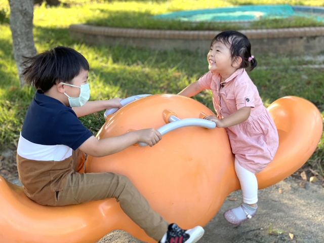 公園で遊ぶ子供たちの画像