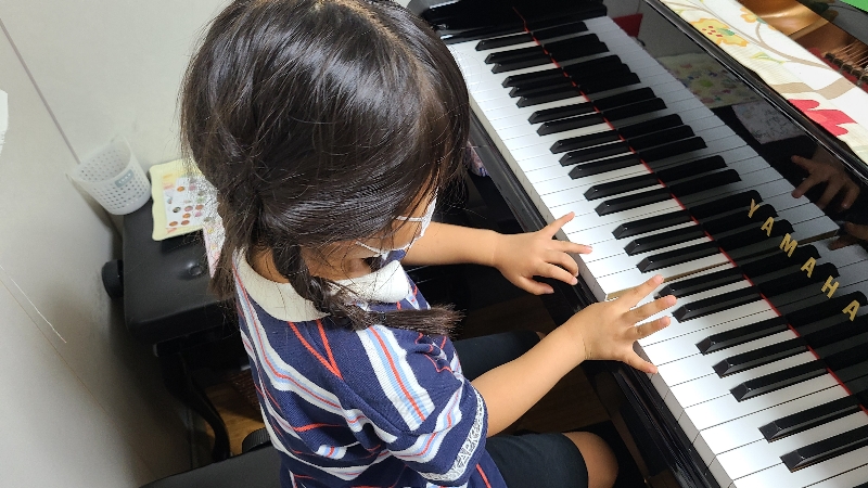 ピアノを弾く幼児の女の子の画像