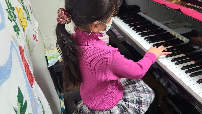 ピアノを習う女の子の画像