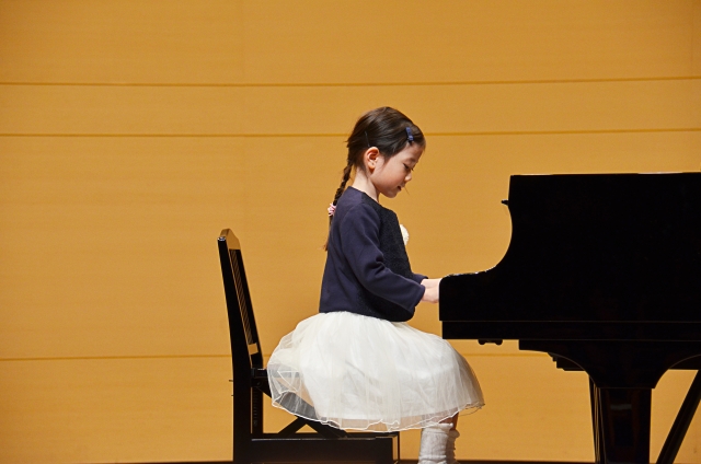 ピアノ発表会でピアノを弾く女の子の画像