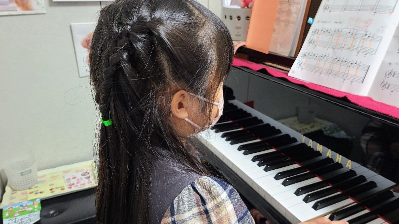ピアノと女の子の画像