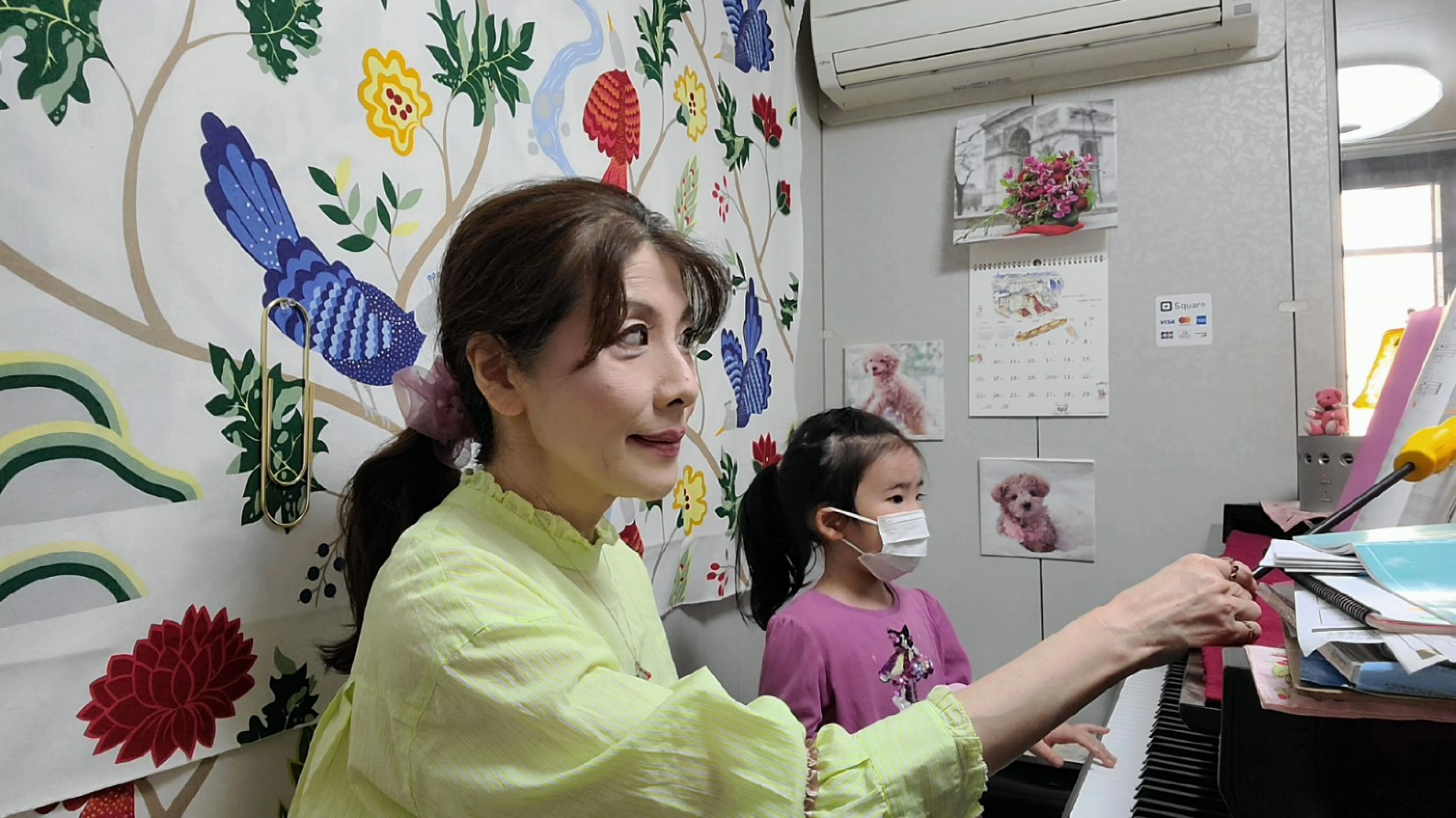ピアノの先生と女の子の画像