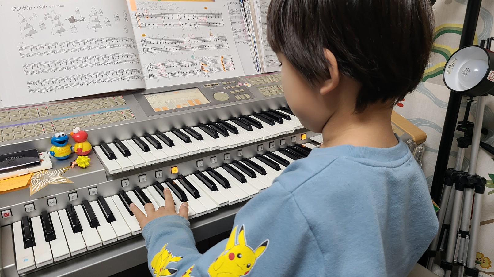 エレクトーンを弾く男の子の画像