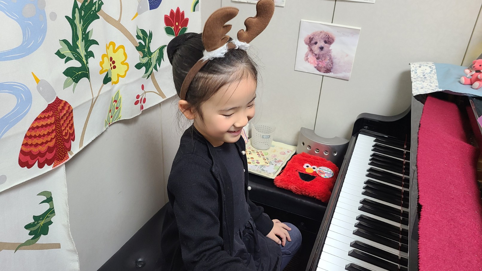 ピアノと女の子の画像