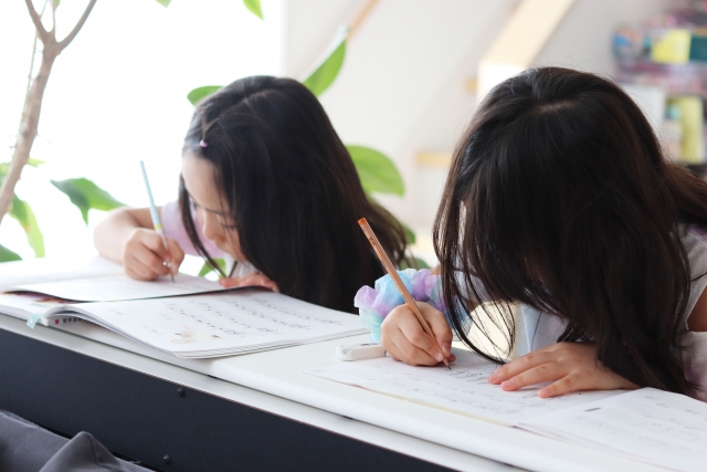 音楽の勉強をする子供の画像