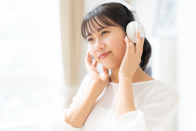 音楽を聴く女性の画像