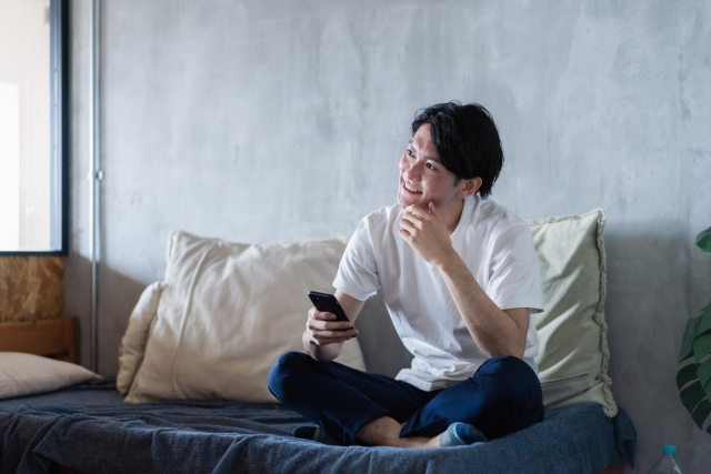 動画を見る男性の画像