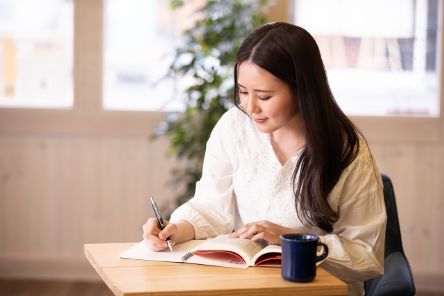 勉強ソする女性の画像