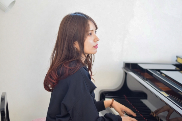 ピアノと女性の画像