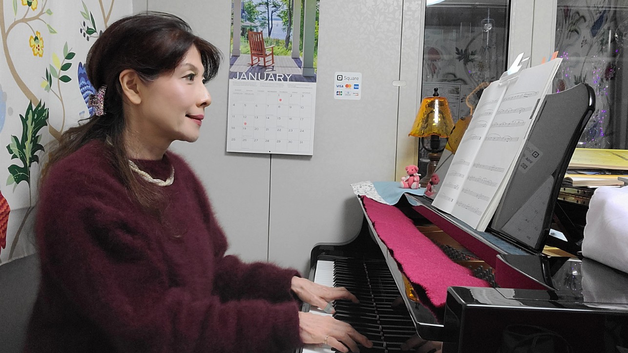ピアノを弾く先生の画像
