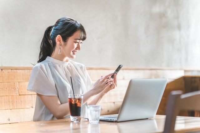 スマホで検索する女性の画像