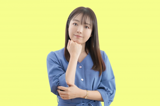 考える女性の画像