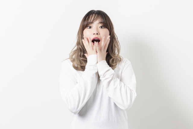 ビックリ驚いている女性の画像